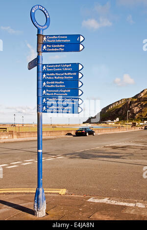 Bi-lingual tourist information sign on the West Shore Parade, Llandudno, North Wales Stock Photo
