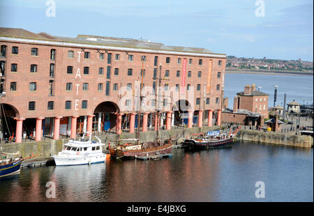 Tate Liverpool Art Gallery on the Albert Dock, Liverpool, England UK Stock Photo