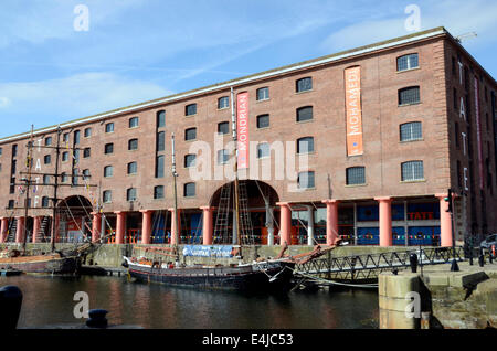 Tate Liverpool Art Gallery on the Albert Dock, Liverpool, England UK Stock Photo