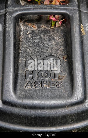 No Hot Ashes warning sign on the lid of a plastic dustbin Stock Photo