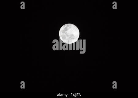 Sao Paulo, Brazil. 12th July, 2014. A supermoon is seen over the metropolitan area this Saturday night in Sao Paulo city. Credit:  Andre M. Chang/Alamy Live News Stock Photo