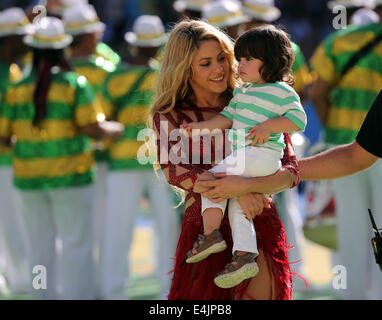 Rio de Janeiro, Brazil. 13th July, 2014. World Cup Final. Germany versus Argentina. Shakira with her son after her exhibition at game opening ceremony Credit:  Action Plus Sports/Alamy Live News Stock Photo