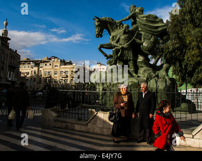 People in front of the equestrian statue of Saladin, Damascus Stock Photo