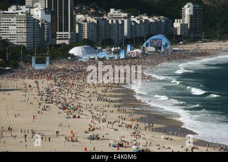 Rio de Janeiro, Brazil. 13th July, 2014. 2014 FIFA World Cup Brazil. General view of FIFA Fan Fest at Copacabana Beach, before the final match between Germany and Argentina. Several thousands of fans watched the match on two large screens at the beach. Rio de Janeiro, Brazil, 13th July, 2014. Credit:  Maria Adelaide Silva/Alamy Live News Stock Photo