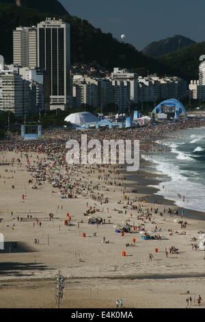 Rio de Janeiro, Brazil. 13th July, 2014. 2014 FIFA World Cup Brazil. General view of FIFA Fan Fest at Copacabana Beach, before the final match between Germany and Argentina. Several thousands of fans watched the match on two large screens at the beach. Rio de Janeiro, Brazil, 13th July, 2014. Credit:  Maria Adelaide Silva/Alamy Live News Stock Photo