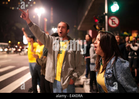 São Paulo, Brazil. 13th July, 2014. Protesters shout during a protest against corruption, for improvements in public services and against the money spent on the 2014 World Cup in front of the Art Museum of Sao Paulo (MASP) in the Paulista Avenue. (Photo by Tiago Mazza Chiaravalloti/Pacific Press) © Tiago Mazza Chiaravalloti/Pacific Press/Alamy Live News Stock Photo