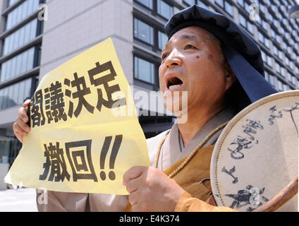 Tokyo, Japan. 14th July, 2014. A man shouts slogans during a demonstration against the Japanese governments' move to approve the right for the collective self-defense by reinterpretating the pacifist Constitution in front of the Parliament Building in Tokyo, Japan, July 14, 2014. Around 400 people took part in the demonstration. © Stringer/Xinhua/Alamy Live News Stock Photo