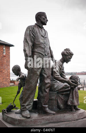 Statue in Liverpool depicting emigrant family destined for a new life overseas possibly North America Stock Photo