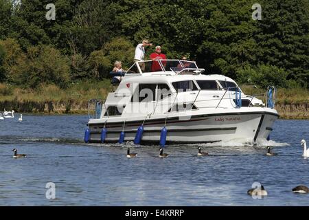 Windsor, Berkshire, UK. 14th July, 2014. Pleasure boat on the River Thames at Windsor, Berkshire 14th July 2014.  Temperatures are set to rise in the South this week with some estimates of 30C. Credit:  Ed Brown/Alamy Live News Stock Photo