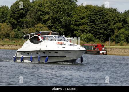 Windsor, Berkshire, UK. 14th July, 2014. Pleasure boat on the River Thames at Windsor, Berkshire 14th July 2014.  Temperatures are set to rise in the South this week with some estimates of 30C. Credit:  Ed Brown/Alamy Live News Stock Photo