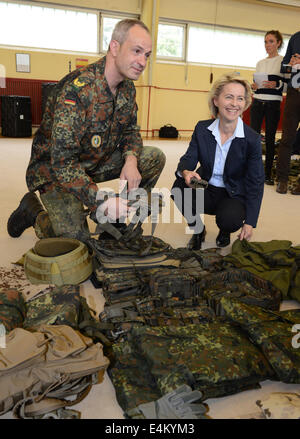 Calw, Germany. 14th July, 2014. German Minister of Defence Ursula von der Leyen (CDU) and commander Brigadier General Dag Baehr kneel in front of the equipment of a KSK soldier at the Special Forces Command (KSK) barracks in Calw, Germany, 14 July 2014. German Minister of Defence von der Leyen visited the Special Forces Command of the German Armed Forces for the first time inher term of office. Photo: PATRICK SEEGER/DPA/Alamy Live News Stock Photo