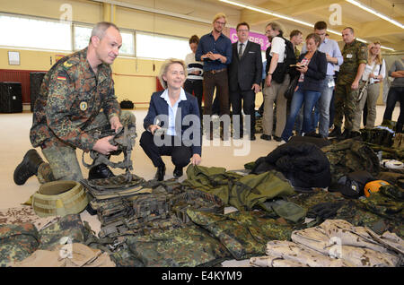 Calw, Germany. 14th July, 2014. German Minister of Defence Ursula von der Leyen (CDU) and commander Brigadier General Dag Baehr kneel in front of the equipment of a KSK soldier at the Special Forces Command (KSK) barracks in Calw, Germany, 14 July 2014. German Minister of Defence von der Leyen visited the Special Forces Command of the German Armed Forces for the first time inher term of office. Photo: PATRICK SEEGER/DPA/Alamy Live News Stock Photo