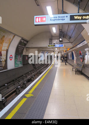 knightsbridge tube station Stock Photo