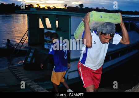 Cement downloading - Amazon river  in Panguana. Department of Loreto .PERU Stock Photo