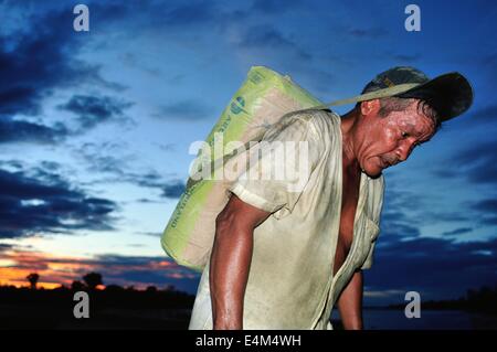 Cement downloading - Amazon river  in Panguana. Department of Loreto .PERU Stock Photo