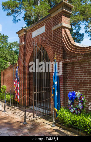 Enclosure containing the tombs of George Washington and his wife Martha, Mount Vernon estate, Fairfax County, Virginia, USA Stock Photo