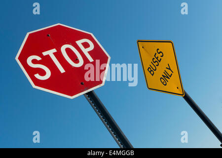 stop sign buses only sign Stock Photo