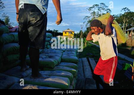 Cement downloading in Panguana. Department of Loreto .PERU Stock Photo