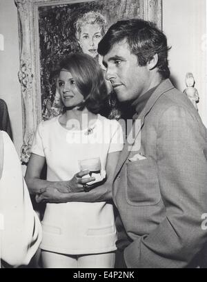 ANGIE DICKINSON with husband Burt Bacharach at the dinner party honoring authoress Jacqueline Susann at the home of Henry Berger and Anita Louise 1969.Supplied by   Photos, inc.(Credit Image: © Supplied By Globe Photos, Inc/Globe Photos/ZUMA Wire) Stock Photo