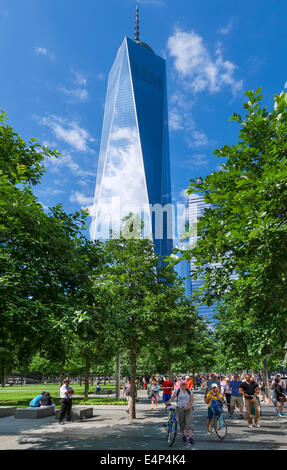 New York City. One World Trade Center (the 'Freedom Tower') viewed from the National September 11 Memorial, Manhattan, NYC, Nrew York City, NY, USA Stock Photo