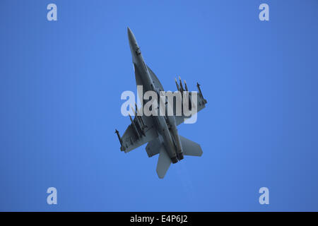 Farnborough, Hampshire, UK. 15th July, 2014. Credit:  Niall Ferguson/Alamy Live News Farnborough Air Show - the F-18 Super Hornet displays on the second day Stock Photo