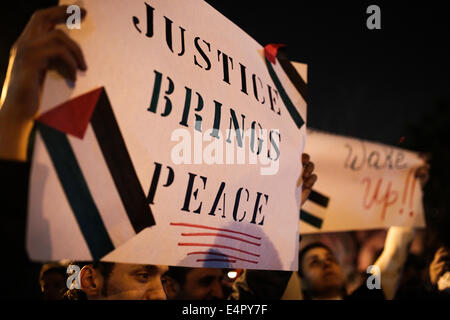 Sao Paulo, Brazil. 15th July, 2014. A man holds a sign that says 'Justice Brings Peace' during a candlelight vigil in support for the Palestinian people in Gaza at Sao Paulo, Brazil. The vigil was organized by the Palestinians and other supporters residing in Brazil condemning the Israelis continuous pounding in Gaza strips. Credit:  Tiago Mazza Chiaravalloti/Pacific Press/Alamy Live News Stock Photo