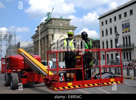 Workers disassemble the stage on the 'Strasse des 17. Juni' in front of the Brandenburg Gate in Berlin, Germany, 16 July 2014. For the duration of the 2014 World Cup, the so-called 'Fan Meile' was the central site for the public fan fests that were held during the 2014 World Cup matches. Photo: Britta Pedersen/dpa Stock Photo
