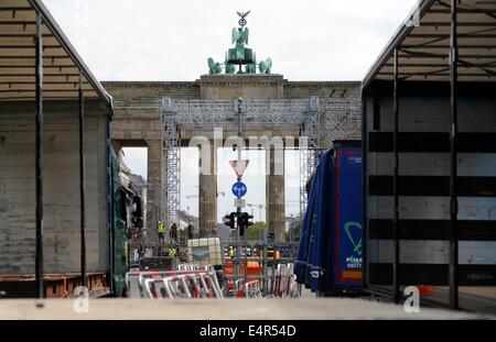 Workers disassemble the stage on the 'Strasse des 17. Juni' in front of the Brandenburg Gate in Berlin, Germany, 16 July 2014. For the duration of the 2014 World Cup, the so-called 'Fan Meile' was the central site for the public fan fests that were held during the 2014 World Cup matches. Photo: Britta Pedersen/dpa Stock Photo