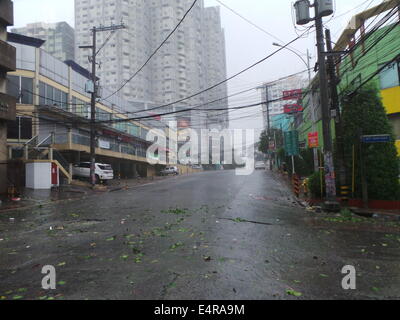 Manila, Philippines. 16th July, 2014. The Typhoon Glenda (Int'l name: Rammasun), the strongest storm to hit the country this year, killed at least 10 people, prompting the evacuation of more than 380,000 people and paralyzing financial markets, offices and schools. © Sherbien Dacalanio/Pacific Press/Alamy Live News Stock Photo
