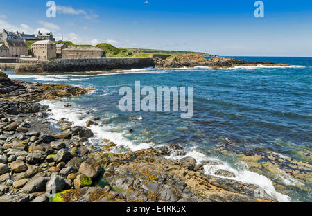 PORTSOY HARBOUR AND BUILDINGS WITH BREAKING WAVES IN A STRONG BREEZE ABERDEENSHIRE COAST SCOTLAND Stock Photo