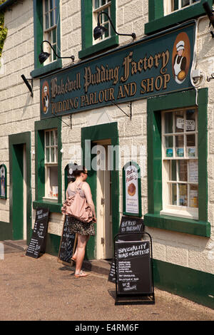 UK, Derbyshire, Peak District, Bakewell, Water Street, visitor entering Bakewell Pudding Factory Stock Photo