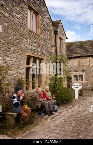 UK, Derbyshire, Peak District, Bakewell, visitors eating sandwiches outside Old House Museum Stock Photo