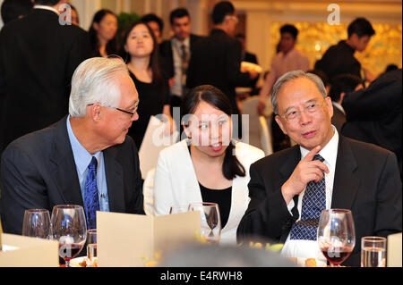 Singapore. 16th July, 2014. Singapore's Emeritus Senior Minister Goh Chok Tong (L)talks with China's former vice premier and Vice Chairman of the Boao Forum for Asia (BFA) Zeng Peiyan (R) during the Boao Forum for Asia dinner in Singapore on July 16, 2014. Credit:  Then Chih Wey/Xinhua/Alamy Live News Stock Photo