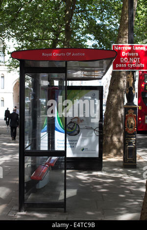 Bus shelter outside The Royal Courts of Justice, London Stock Photo