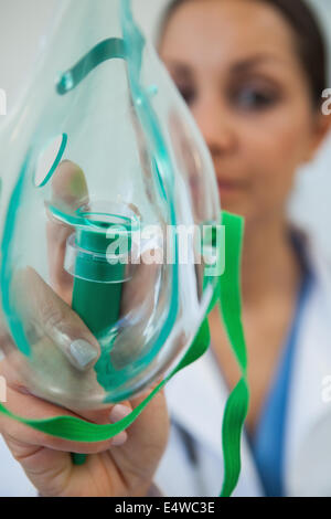 Female doctor holding up oxygen mask Stock Photo - Alamy