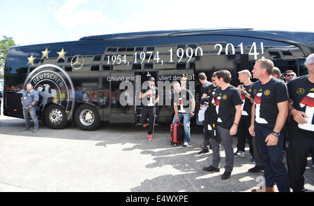 HANDOUT - Germany's Sami KHEDIRA gets out of the bus during the World Cup party at the Brandenburg Gate after team Germany arrived back in Germany in front of in Berlin, Germany, 15 July 2014. The German team won the Brazil 2014 FIFA Soccer World Cup final against Argentina by 1-0 on 13 July 2014, winning the world cup title for the fourth time after 1954, 1974 and 1990. Photo: Markus Gilliar/GES/DFB/dpa (ATTENTION: Editorial use only and mandatory credit 'Photo: Markus Gilliar/GES/DFB/dpa') Stock Photo