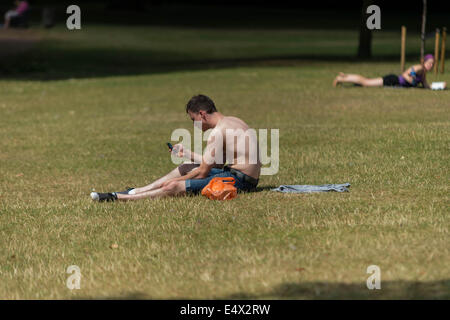 London, UK. 17th July, 2014. Londoners enjoying the summer heatwave. © Velar Grant/Alamy Live News London, UK. 17th July, 2014. UK Weather: Londoners struggling with high temperatures as 'Spanish heat wave' came to the UK Credit:  Velar Grant/Alamy Live News Stock Photo