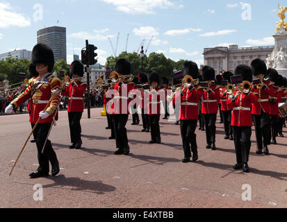 The Band of the Coldstream Guards marching away from  Buckingham Palace down the Mall.Coldstream Guards, Band, Musicians, Soldie Stock Photo
