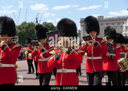 The Band of the Coldstream Guards marching away from  Buckingham Palace down the Mall.Coldstream Guards, Band, Musicians, Soldie Stock Photo