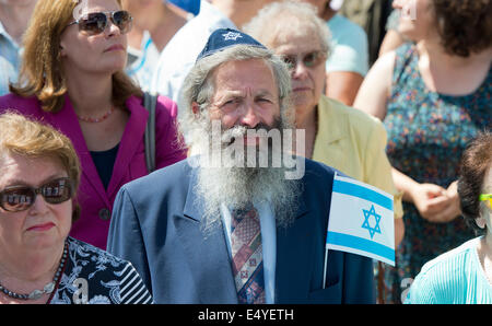 Frankfurt, Germany. 17th July, 2014. Several hundred people particpate in a pro-Israeli demonstration in Frankfurt/Main, Germany, 17 July 2014. Massive police presence secured the rally. Photo: BORIS ROESSLER/dpa Credit:  dpa picture alliance/Alamy Live News Stock Photo