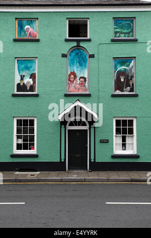 Mural of Dylan Thomas and his wife Caitlin, on Pelican House in ...
