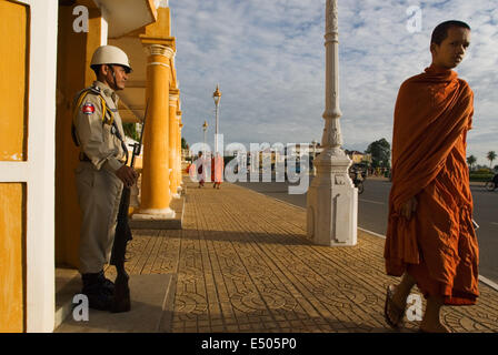 Monks walk outside the Royal Palace. Phnom Penh. Gleaming in gold, the Royal Palace is one of Phnom Penh?s most splendid archite Stock Photo