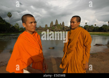 Two Buddhist monks on the outside of the Temple of Angkor Wat. Angkor Wat, in its beauty and state of preservation, is unrivaled Stock Photo