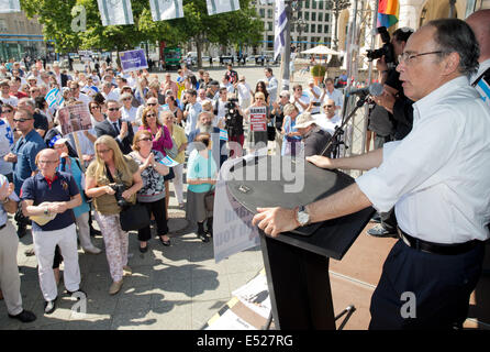 Dieter Graumann (R), President of the Central Committee of the Jews in Germany, speaks to a pro-Israel demonstration on Opernplatz in Frankfurt Main, Germany, 17 July 2014. There was a massive police presence to secure the rally. Photo: BORIS ROESSLER/dpa Stock Photo