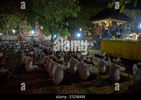 Denpasar, Bali, Indonesia.  Worshipers Attending Religious Ceremony on Occasion of the Full Moon.  Pura Jagatnatha Temple. Stock Photo