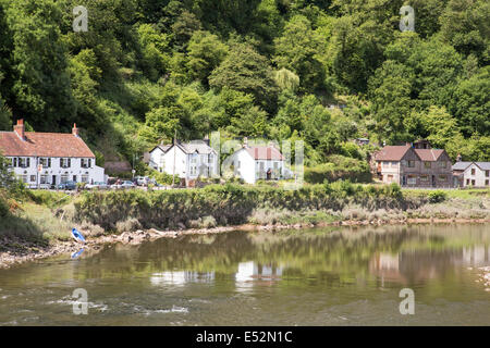 Cottages line the River Wye near Tintern Abbey (Abaty Tyndyrn) in the Wye Valley, Monmouthshire,,Wales, UK Stock Photo