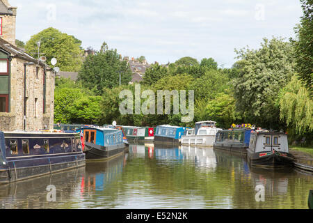 Boats moored in Skipton on the Leeds and Liverpool Canal, North Yorkshire, England, UK Stock Photo