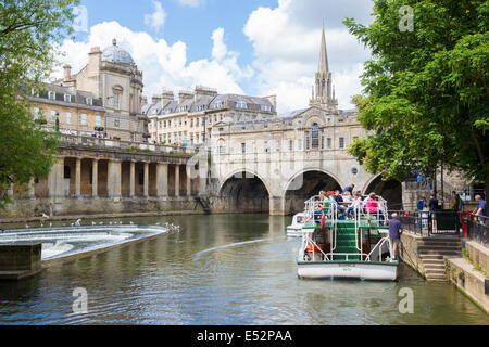 Pultney Bridge and a tourist sightseeing ferry on the river Avon in the city of Bath UK Stock Photo