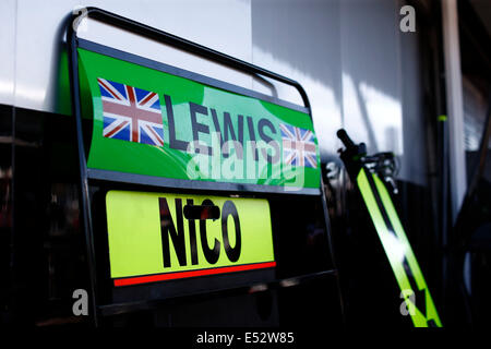 Hockenheim, Germany. 18th July, 2014. Motorsports: FIA Formula One World Championship 2014, Grand Prix of Germany,   sign, Schild, Boxensignal Credit:  dpa picture alliance/Alamy Live News Stock Photo