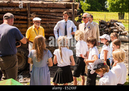 Wiston, West Sussex, UK. 18th July, 2014. HRH Prince Charles learns about the biofuel boiler at Wiston House, where he chatted to estate staff and children from local Steyning Primary School. Year 5 are taking part in a ‘Chef on the Farm’ day organised by Countryside Classroom. The organisation helps children to connect with where their food comes from. The children work with the gardener to source fresh produce, meet the farmers who rear the sheep, and cook with an expert chef Credit:  Julia Claxton/Alamy Live News Stock Photo